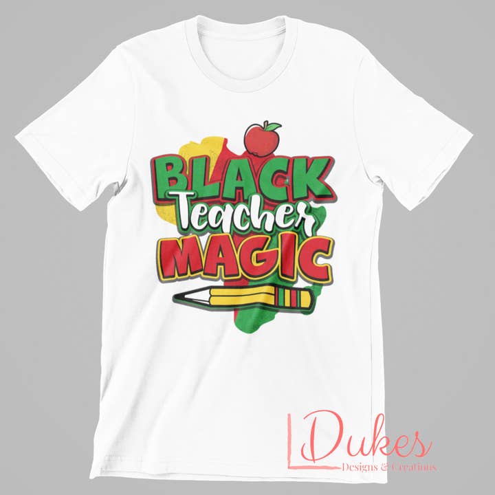 T-shirt Magie des Enseignants Noirs pour la vente par Dukes Designs & Creations