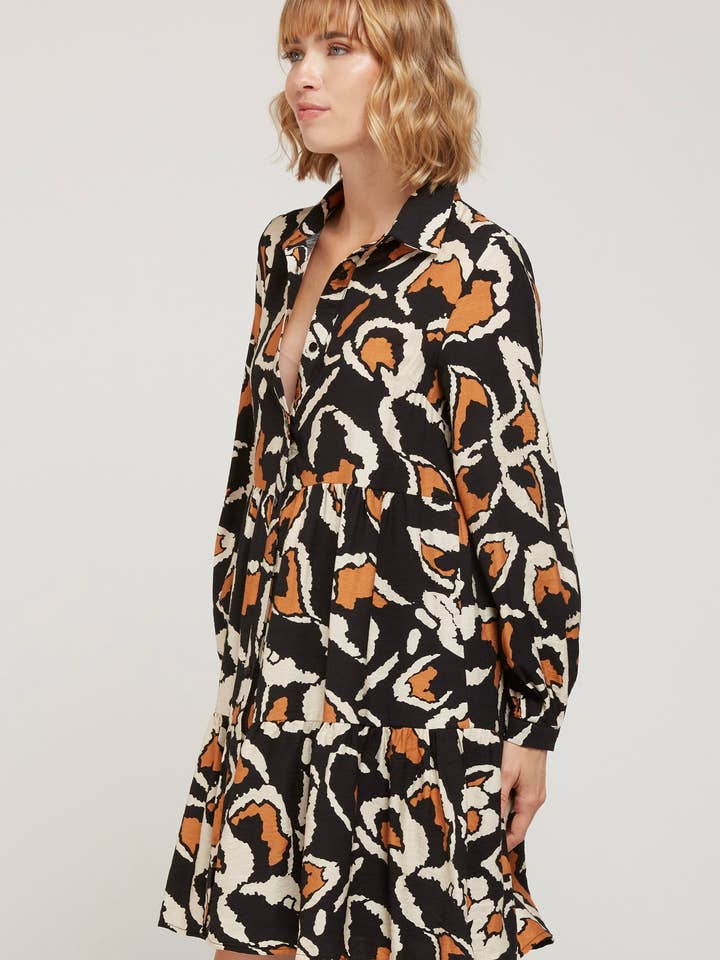 Andy & Lucy – wholesale Klänning - Dam – MANOLA - Kort klänning med tryck – skjortkrage, långa ärmar1