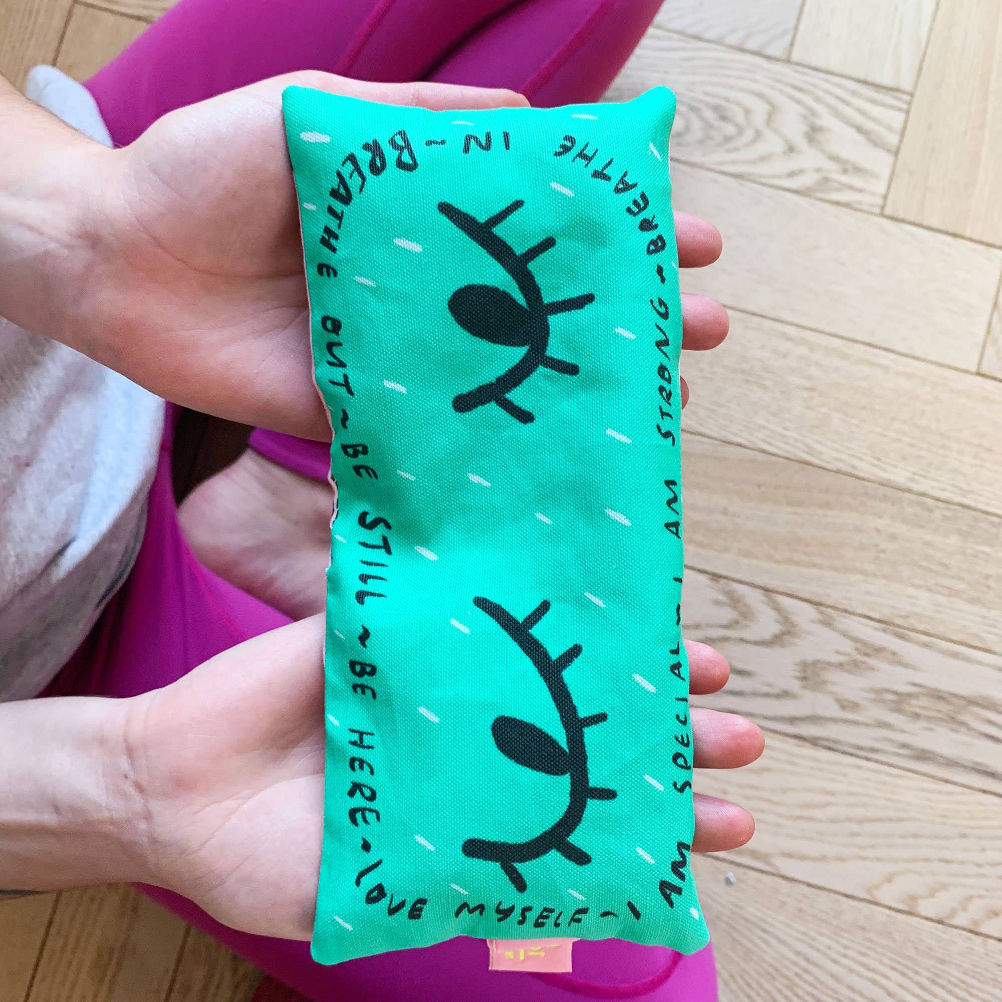 Nicola Rowlands - Vendita all'ingrosso Cuscino ortopedico/per spa - Inspira, espira, occhi verdi, borsa lavanda1