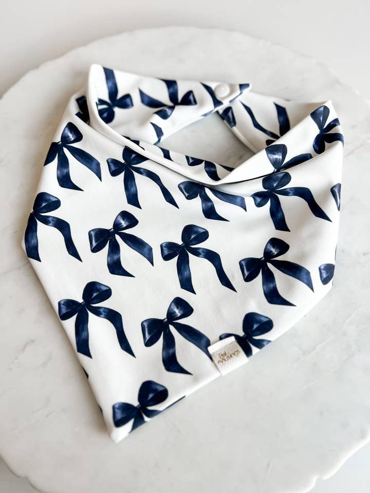 Juste un bandana résistant aux plis pour fille effrayante pour la vente par Pet Musings
