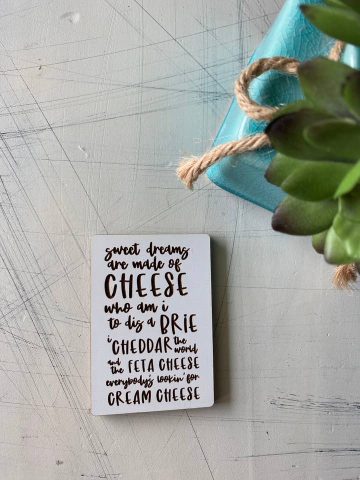 Zoete dromen zijn gemaakt van kaas - gegraveerde houten magneet voor wholesale door Novotny Designs