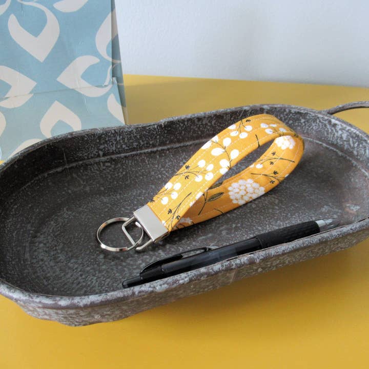 Thread and Purls – Großhandel Schlüsselanhänger – Damen – Schlüsselanhänger-Armband, Stoff-Armband-Schlüsselbund, Gelber Schlüsselanhänger, Handgelenkband, Schlüsselanhänger-Armband, Blumen-Armband-Schlüsselbund1