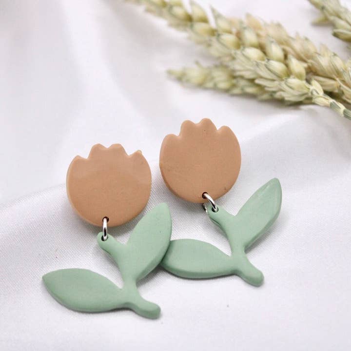 Håndlavede Tulip Clay Øreringe - Orange Tulipaner - Blomster Polymer Clay Øreringe - Gaver til hende - Minimale smykker - Forår 2022 for engroshandel hos Studio Artemis
