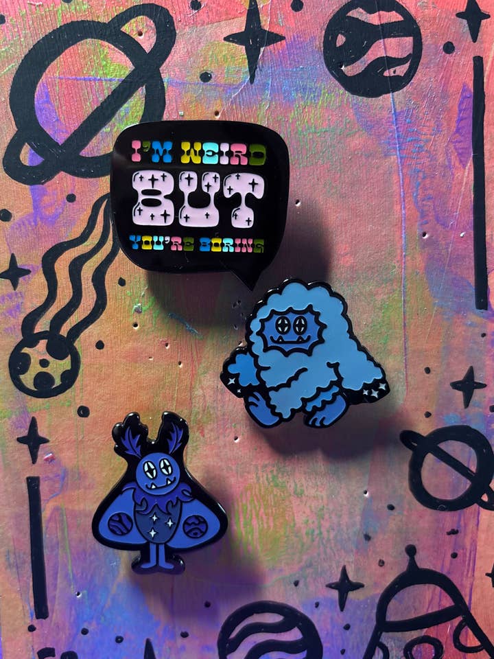 Ik ben raar, maar jij bent saai emaille speldje voor wholesale door Galaxy Brain Design