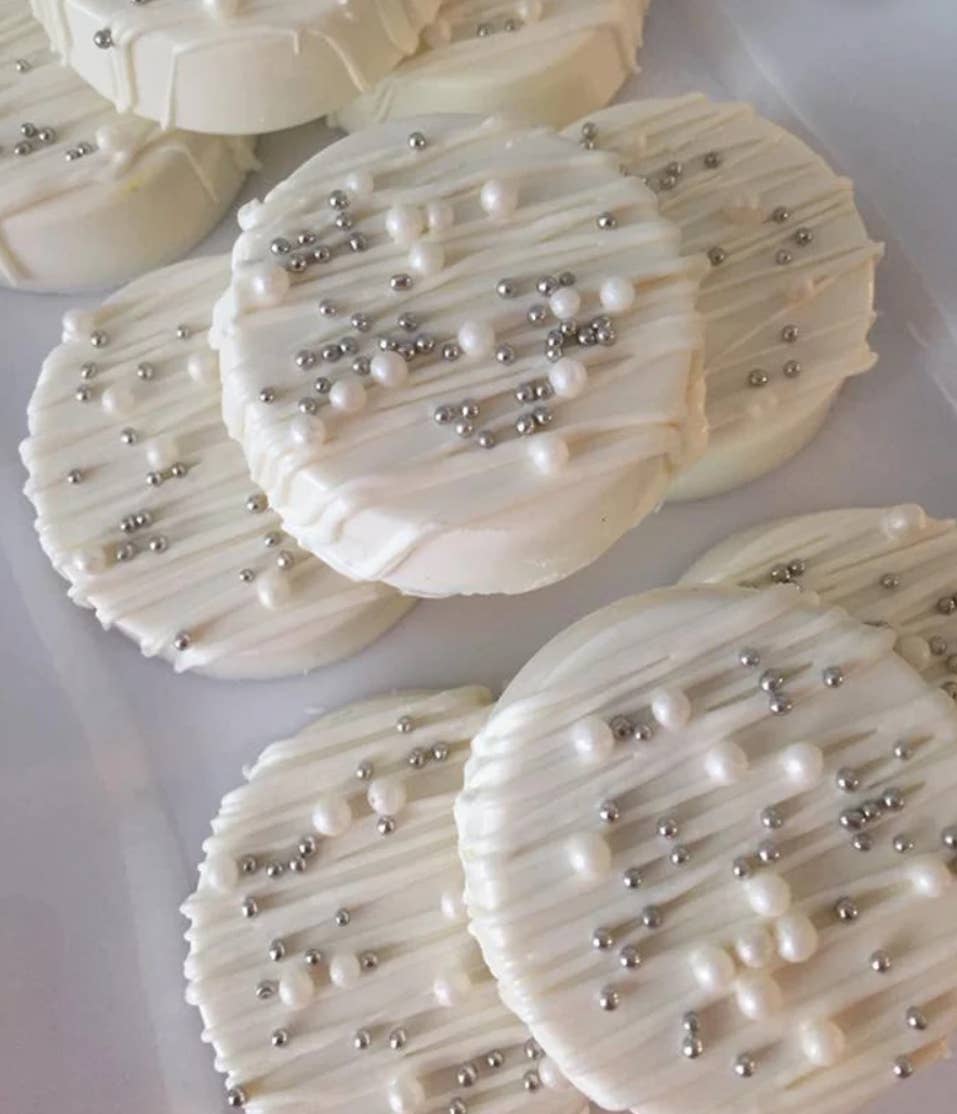 Frosted Cupcakery Bakery – Cookie por atacado – Biscoitos Sandwich de Chocolate Branco, Prata e Pérolas 0