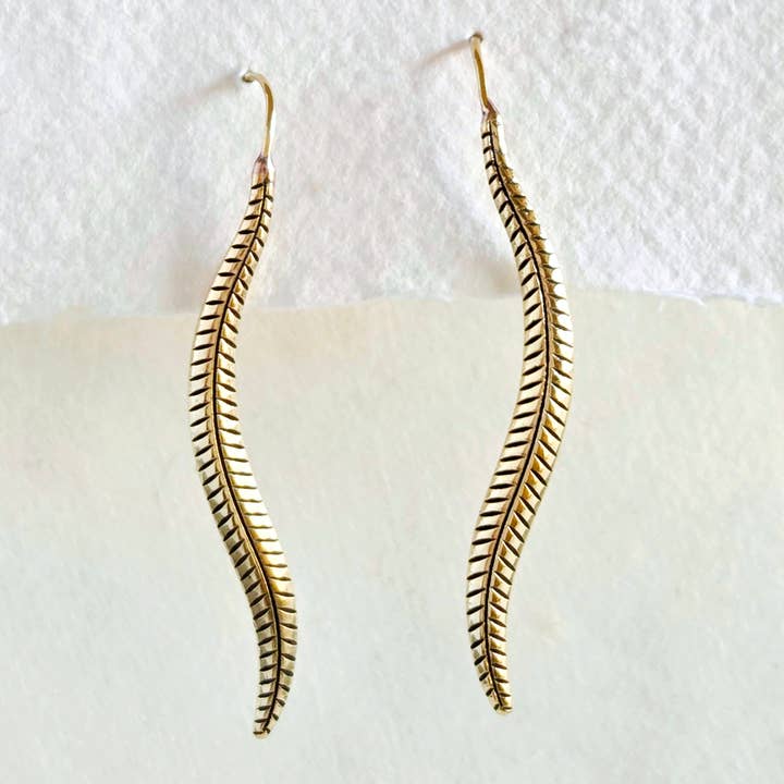 Boucles d'oreilles feuilles en laiton lisses modernes et élégantes pour la vente par Bisjoux