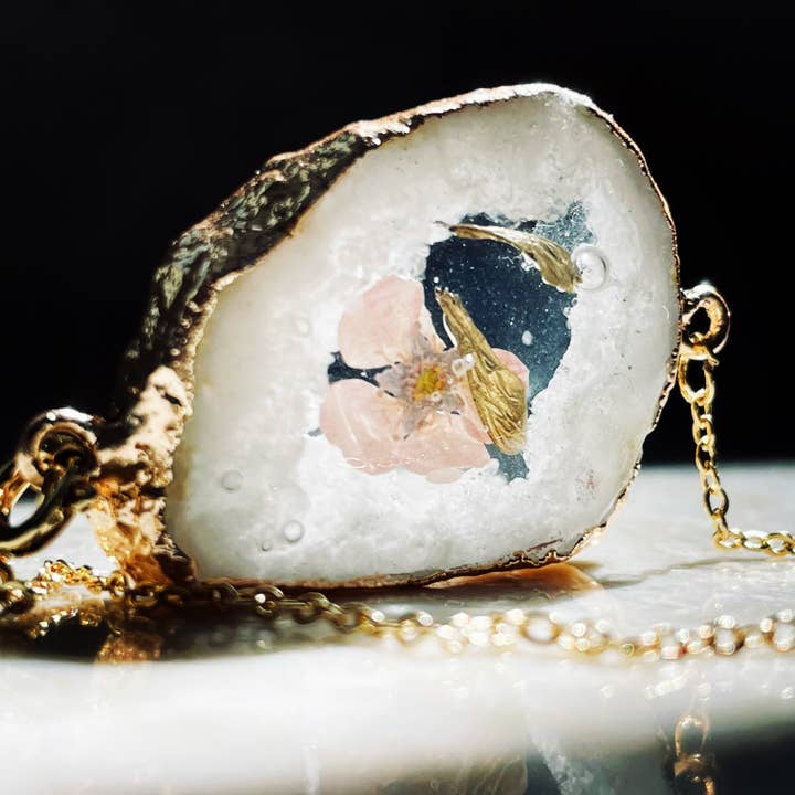 Collana «Ali dei caduti» per la vendita all'ingrosso da parte di PhilanthroBee Apiary Skincare