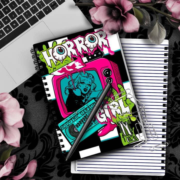 Skräckflicka – Retro Slasher Mardrömsanteckningsbok Handritade Detaljer – 160 Linjerade Sidor för Dagliga Uppgifter, Anteckningar och Personligt Skrivande för wholesale av Gothic Garage