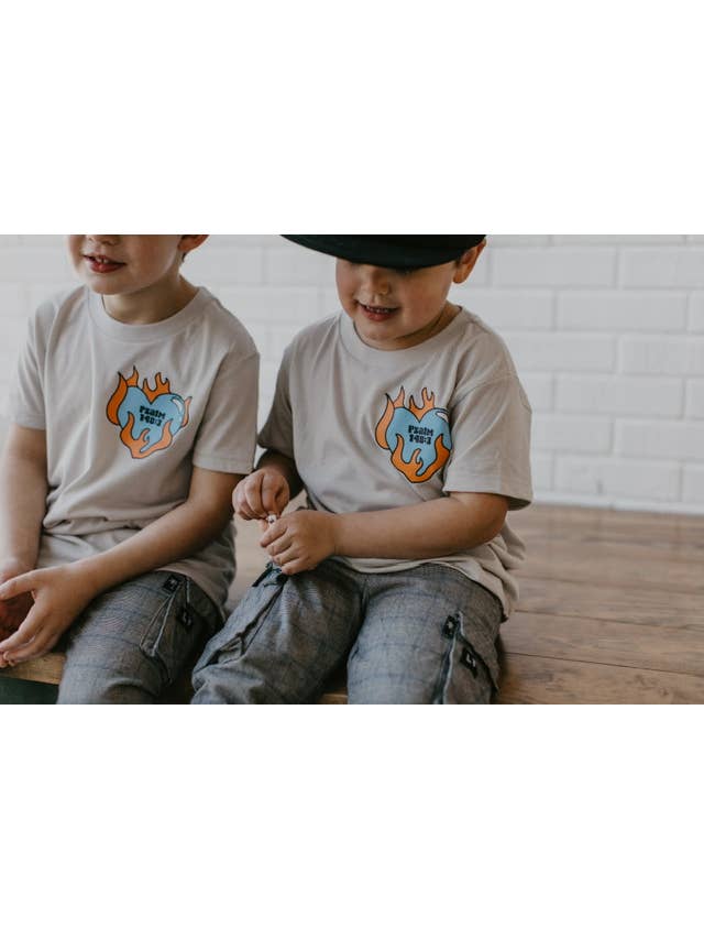 AK CLOTHING COMPANY, LLC - Venta al por mayor Camiseta serigrafiada - Niños - Camiseta gráfica "Hecho para adorar"4