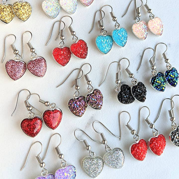Orecchini pendenti a forma di cuore per San Valentino per la vendita all'ingrosso da parte di Jenna Scifres Handmade Jewelry