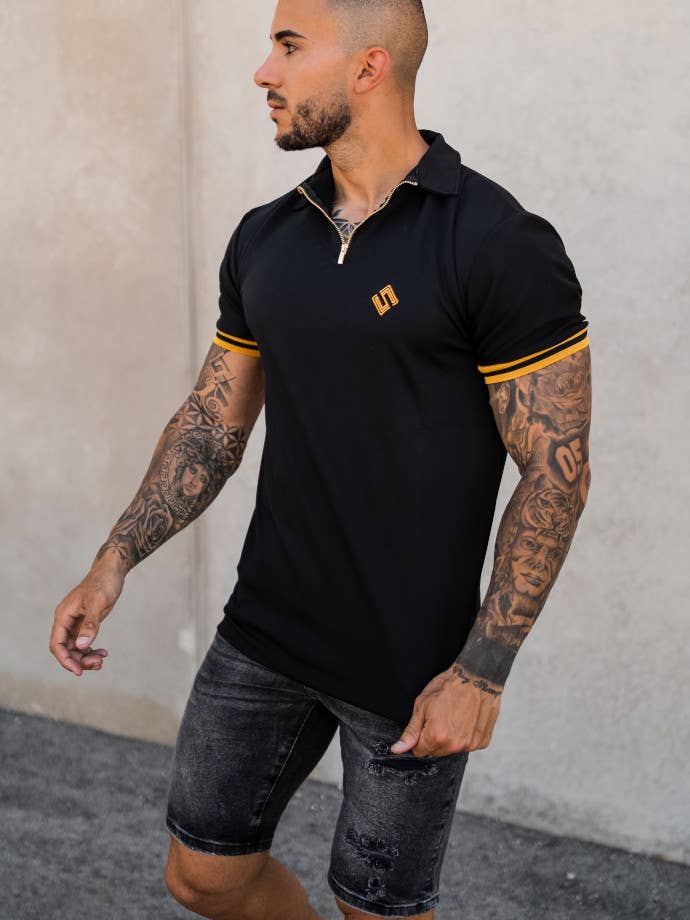 Slick Black Ringer Pikétröja W/Guld Rib för wholesale av Slick Store