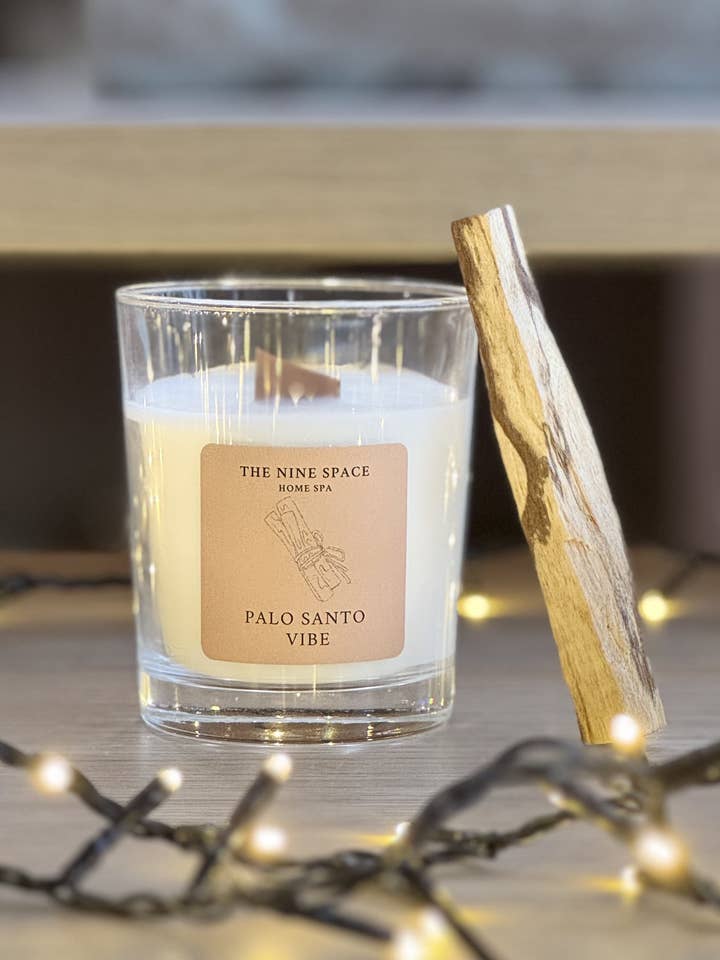 Vela Palo Santo Vibe en vaso de vidrio transparente con mecha de madera para venta al por mayor de THE NINE SPACE