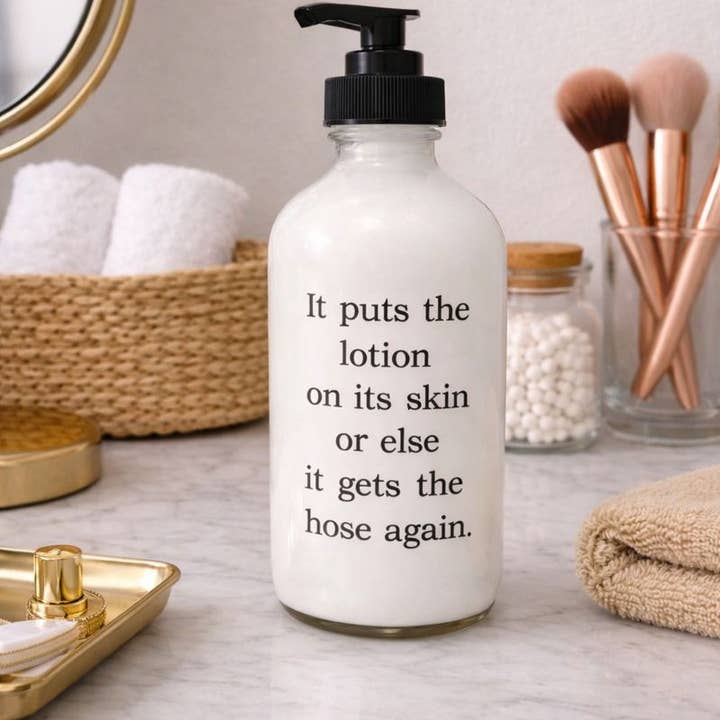 Il met la lotion sur sa peau, bouteille de lotion en verre pour la vente par Buffalovely