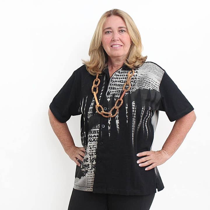 Chemise boutonnée à imprimé magazine pour la vente par Sylca Designs