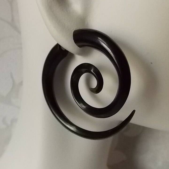 Dalfiya - Wholesale Hoop Earrings - 1.25" Spiral Hoop Fake Gauge Earrings Carved Black Horn Spli