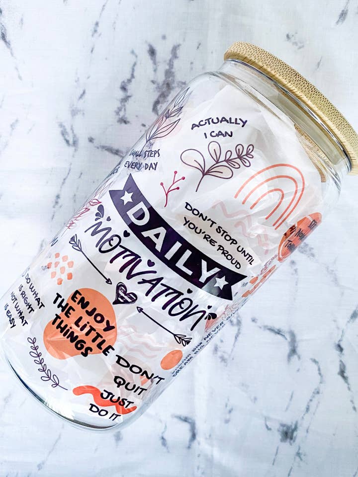 Tasse en verre Daily Motivation pour la vente par Lyla & Rose