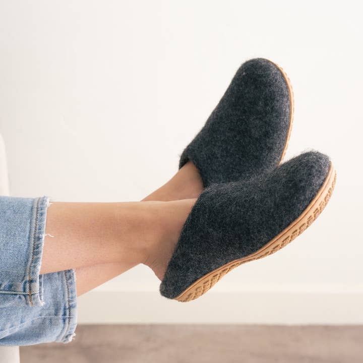 Fuzzy cove – wholesale Tofflor - Dam – Stengrå | Lyxiga ekologiska Merinoulltofflor