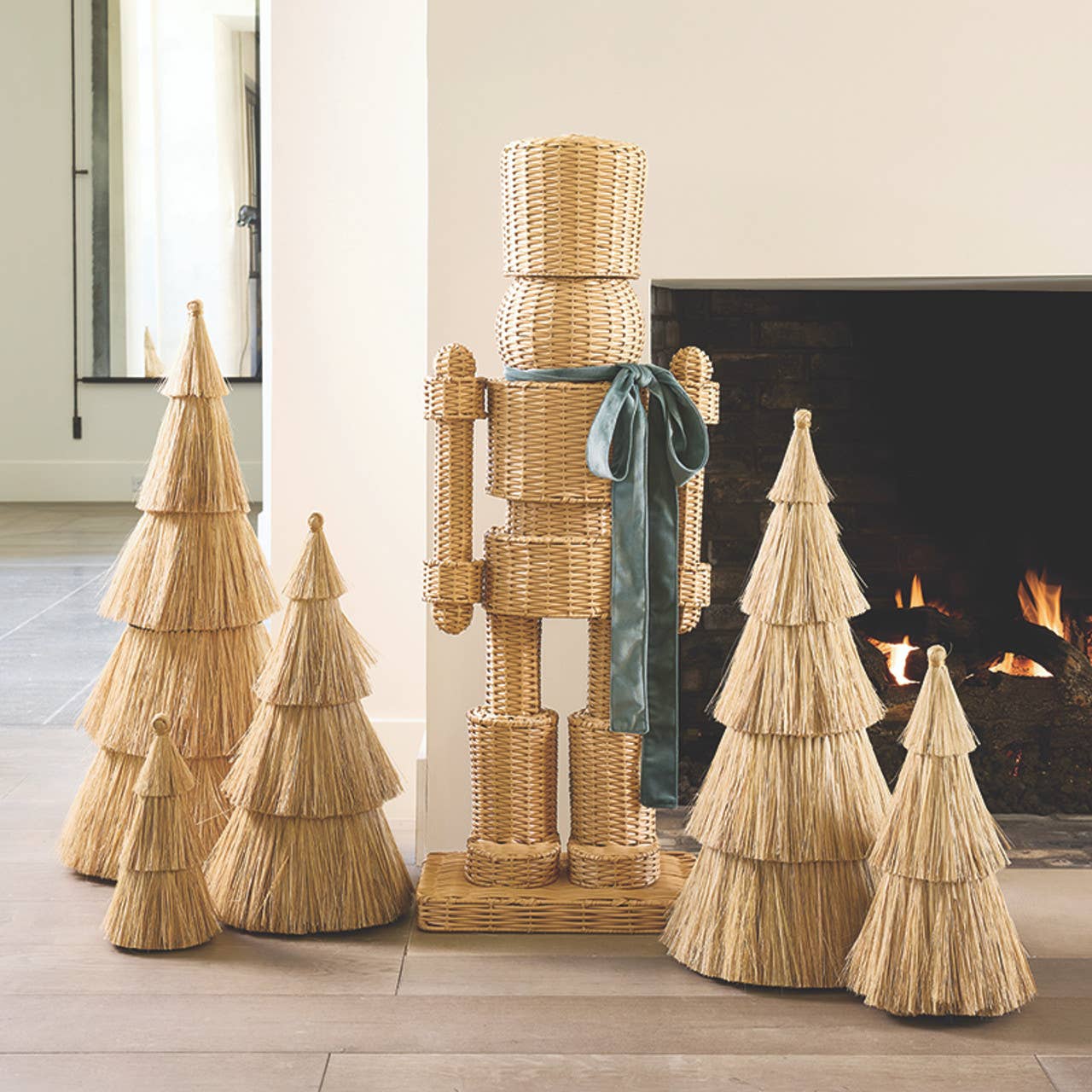 Santa Barbara Design Studio by Creative Brands - Wholesale Christmas Decoration - Natural Grass Tree - 31.5" H1