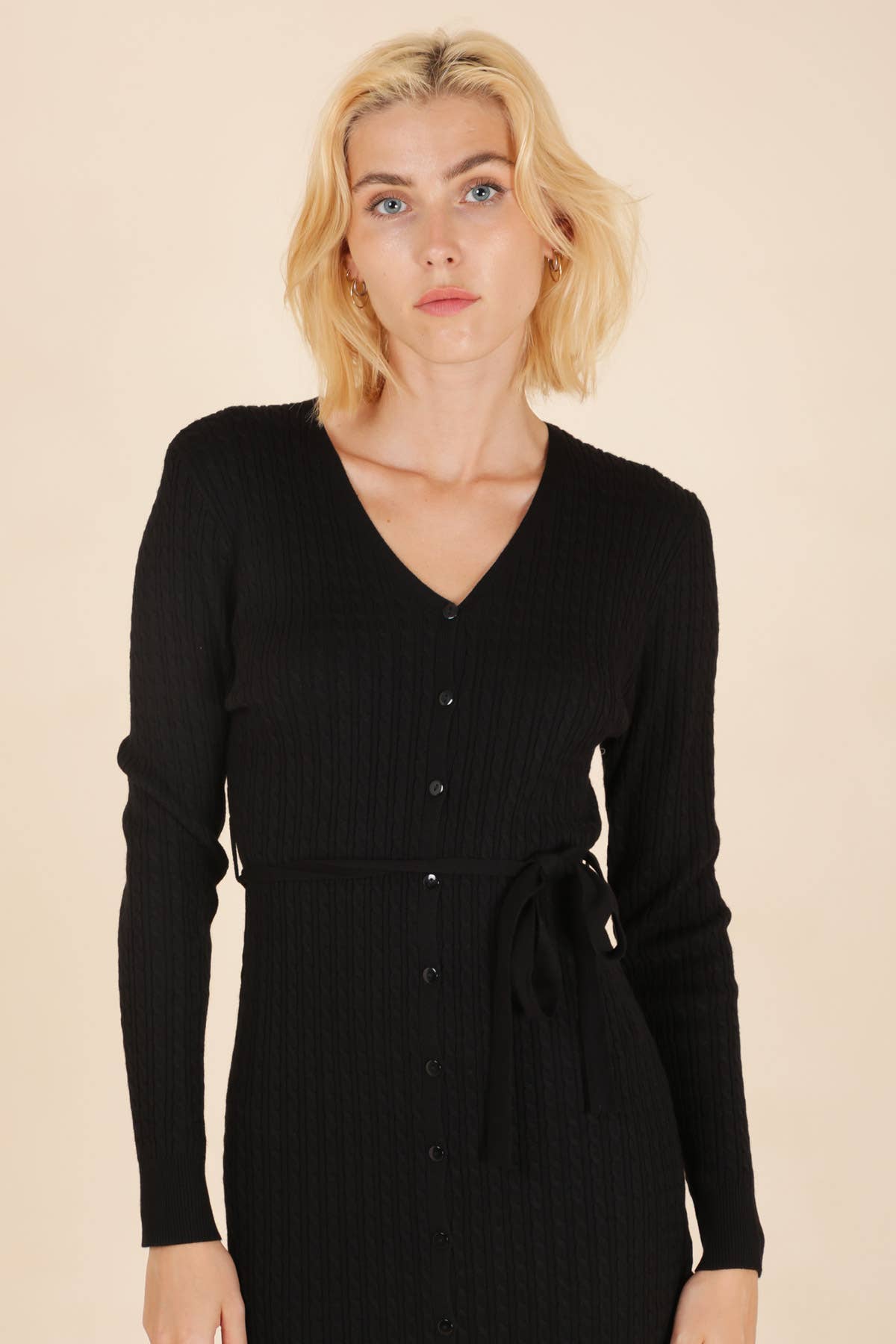 Calie Paris - Vente Robe – femme - Robe Madurai en maille à manches longues avec col en V et boutonnée devant4