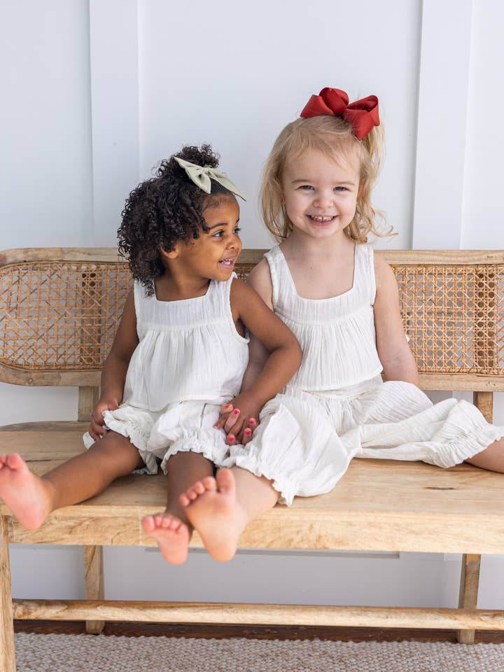 Doppel-Gaze Off-White Unifarbener Rüschen-Top & Hosen-Set für den Großhandel von Yo Baby