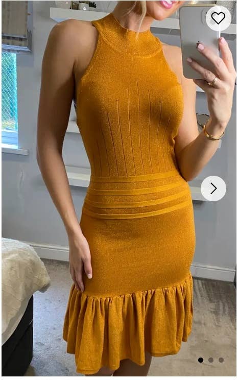 CY FASHION. LONDON – Engroshandel Kjole - Dame – Højhalset Plisseret Metallisk Kjole Knælængde I Guld1