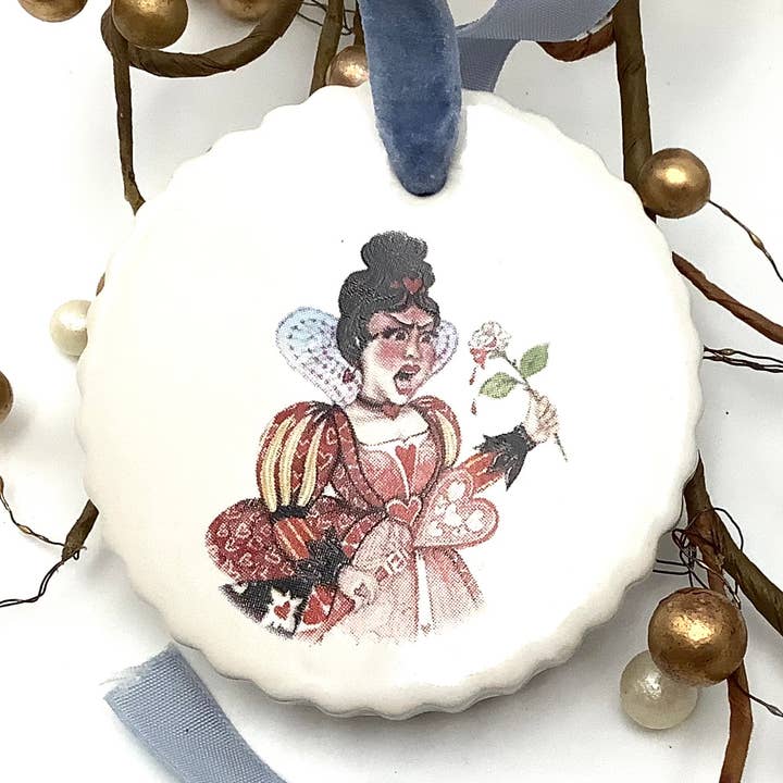 Ornamento Alice nel Paese delle Meraviglie Regina di Cuori per la vendita all'ingrosso da parte di All Little Cute Things