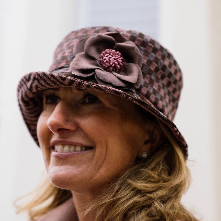 Vintageinspirerad Cloche Brun abstrakt mönstrad liten brädhatt med nyanser av lila/rosa för wholesale av Proppa Toppa Hats