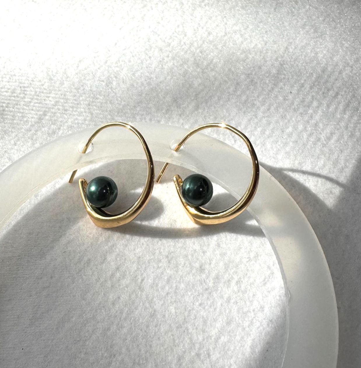 Everly Yours - Wholesale Hoop Earrings - 14K Gold Tahitian Green-Grey Pearl Hoop Earrings0