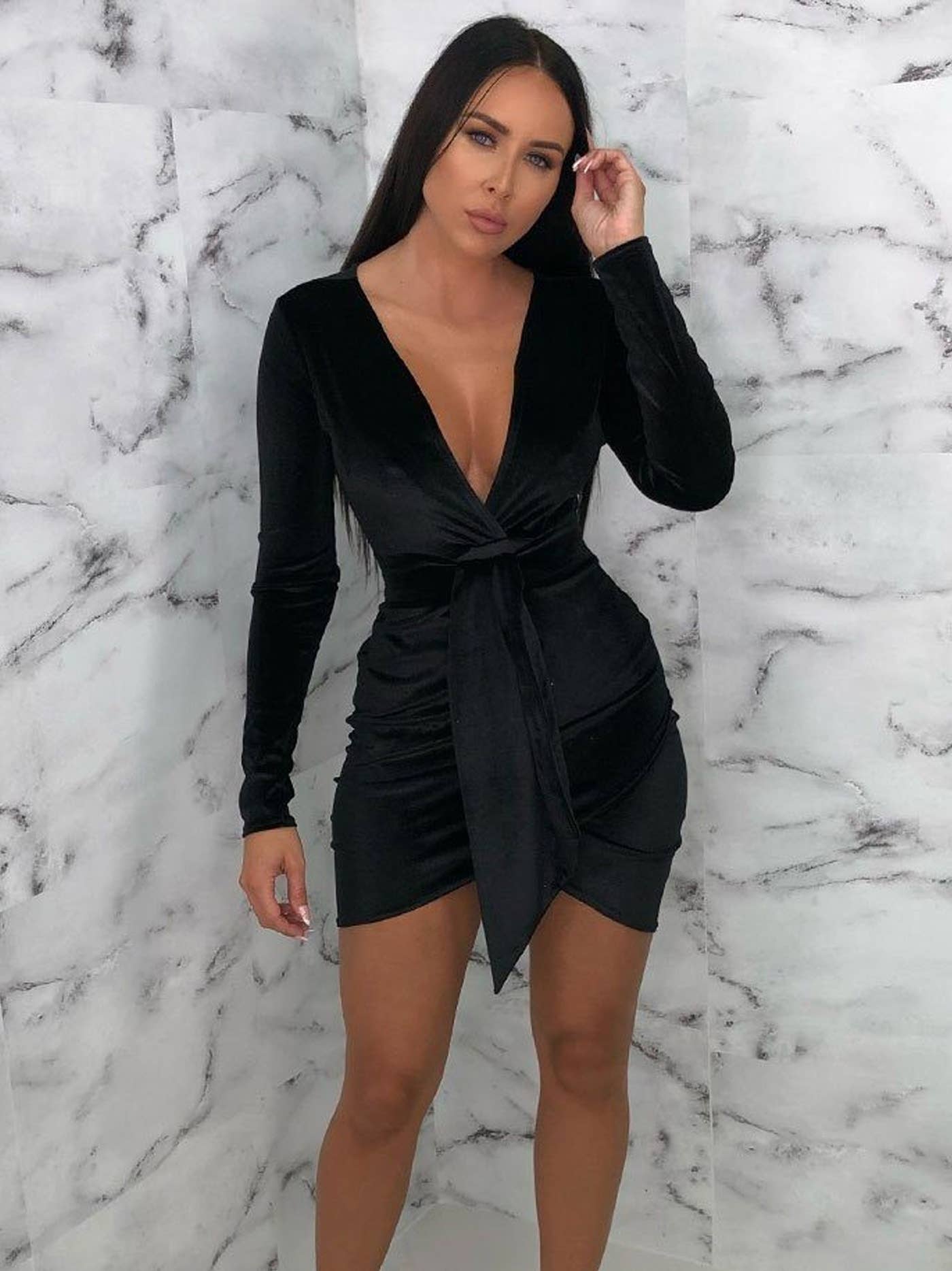 Femme Luxe - Wholesale Jurk - Dames - Zwarte fluwelen bodycon mini-jurk met strik aan de voorkant - Meesha