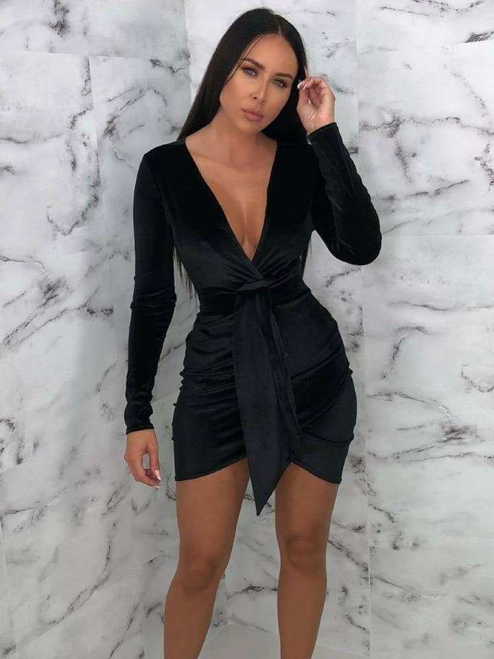 Femme Luxe - Wholesale Jurk - Dames - Zwarte fluwelen bodycon mini-jurk met strik aan de voorkant - Meesha0