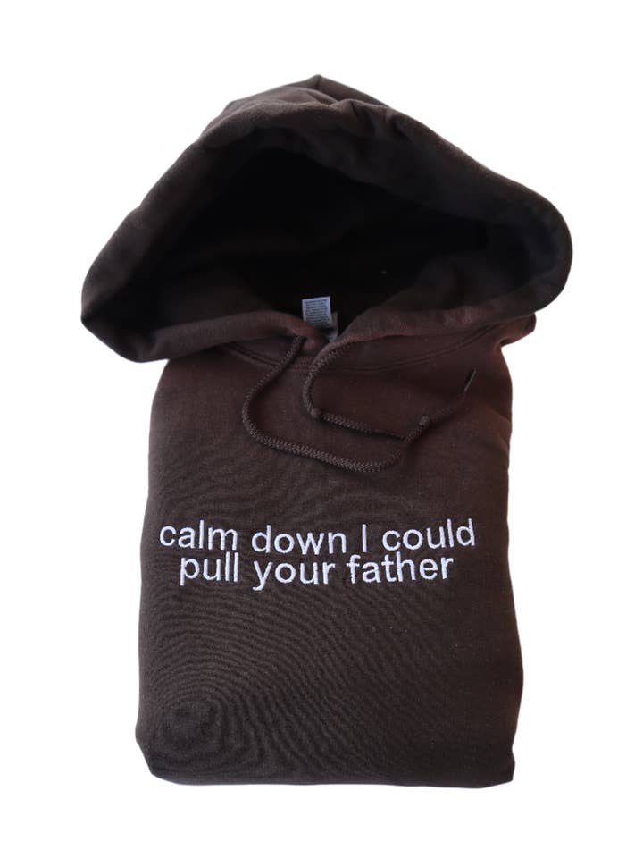 Calm Down I Could Pull Your Father, sweat à capuche ou col rond, manches longues, coupe classique, unisexe, adulte pour la vente par UNMATCHED