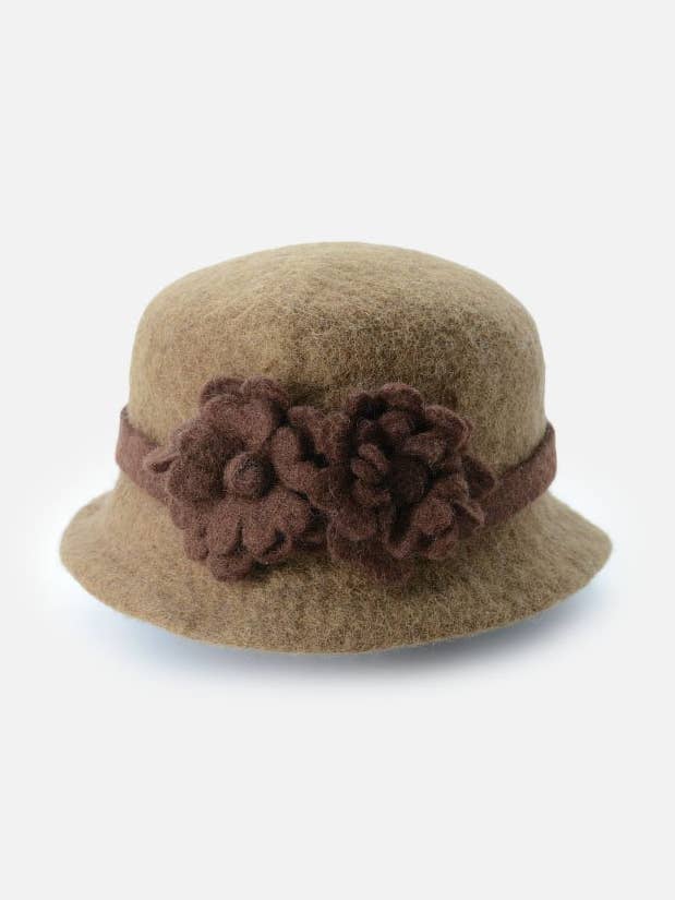 Unik brun filthat med blomst for engroshandel hos Woollyfelt