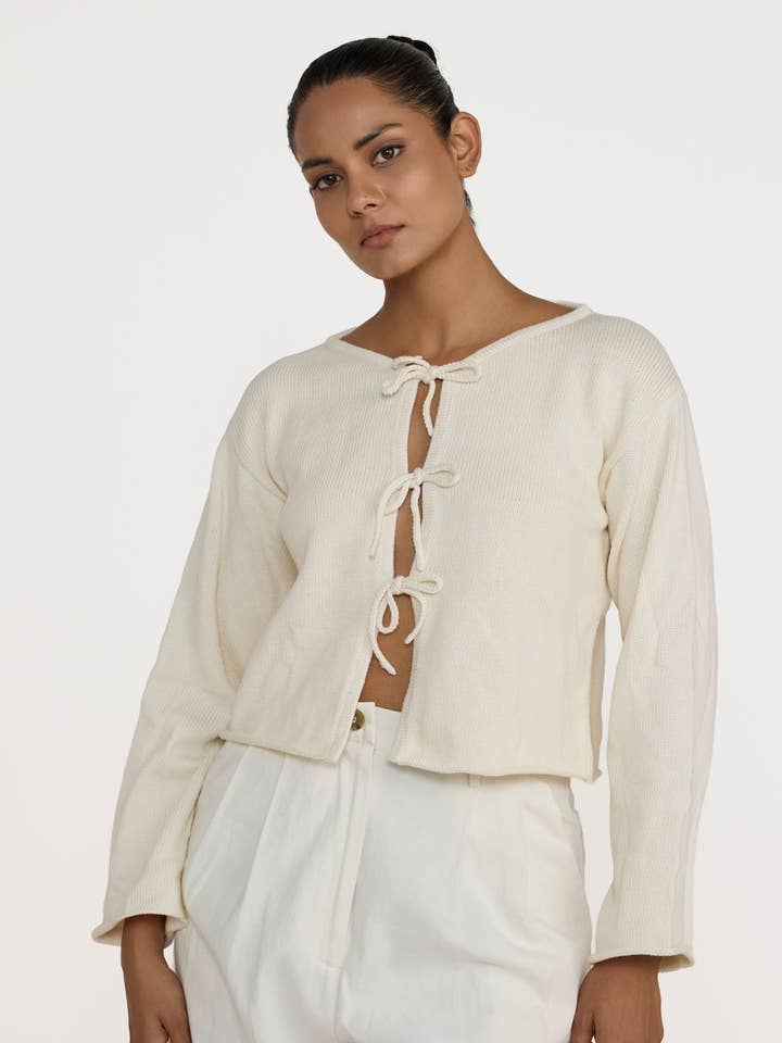 Kardigan mit Krawattenverschluss - Elfenbeinfarben für den Großhandel von LAUDE the Label