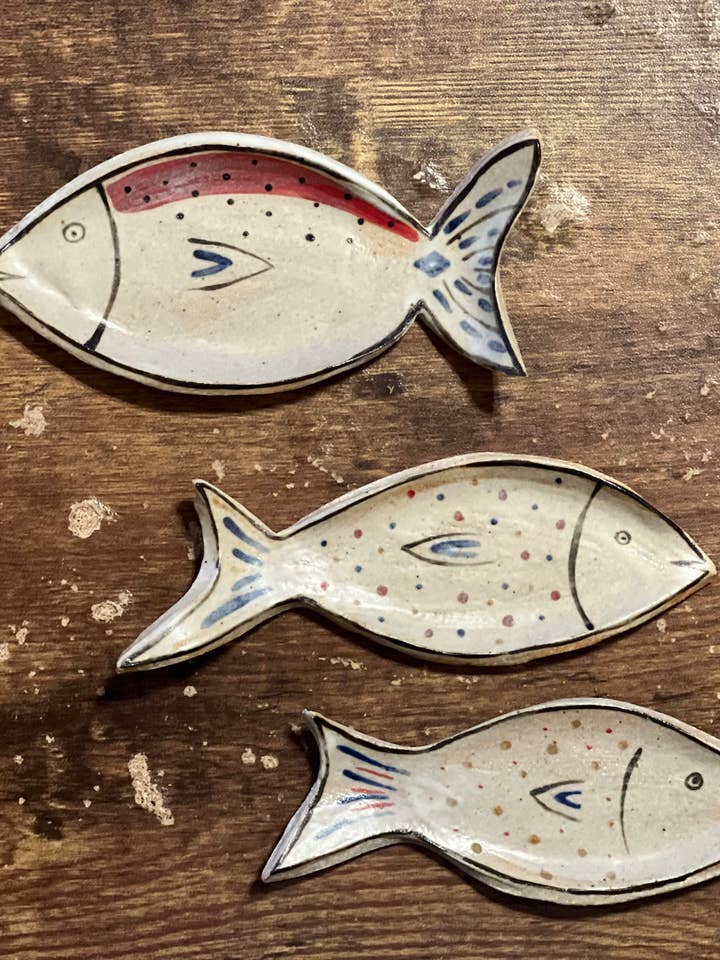 Plato de Pescado Pintado a Mano por Rachel Pally para venta al por mayor de Kensington Barry