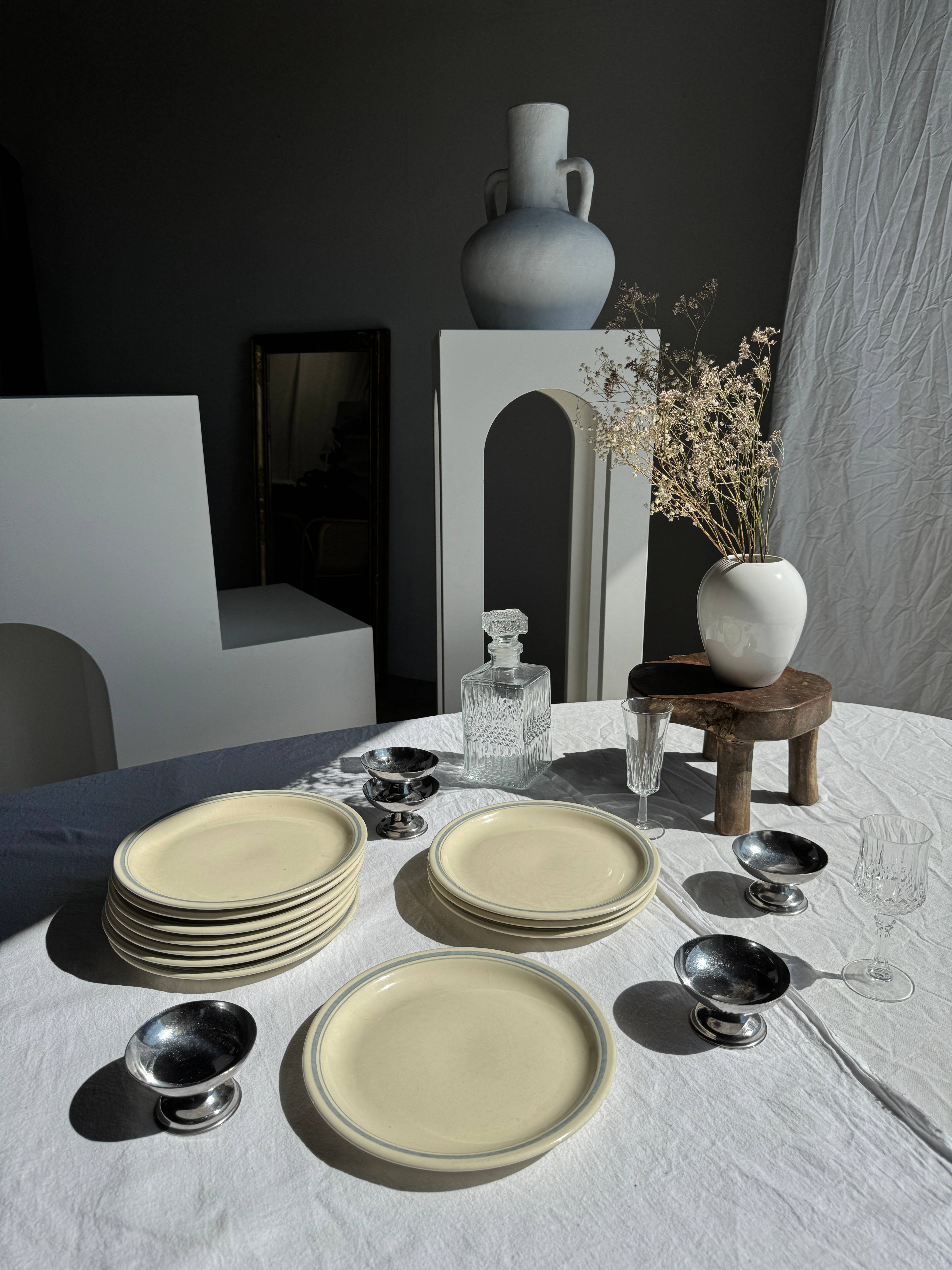 Office Objets - Wholesale Dinner Plate - Set of 8 vintage white dinner plates with blue trim D23.57