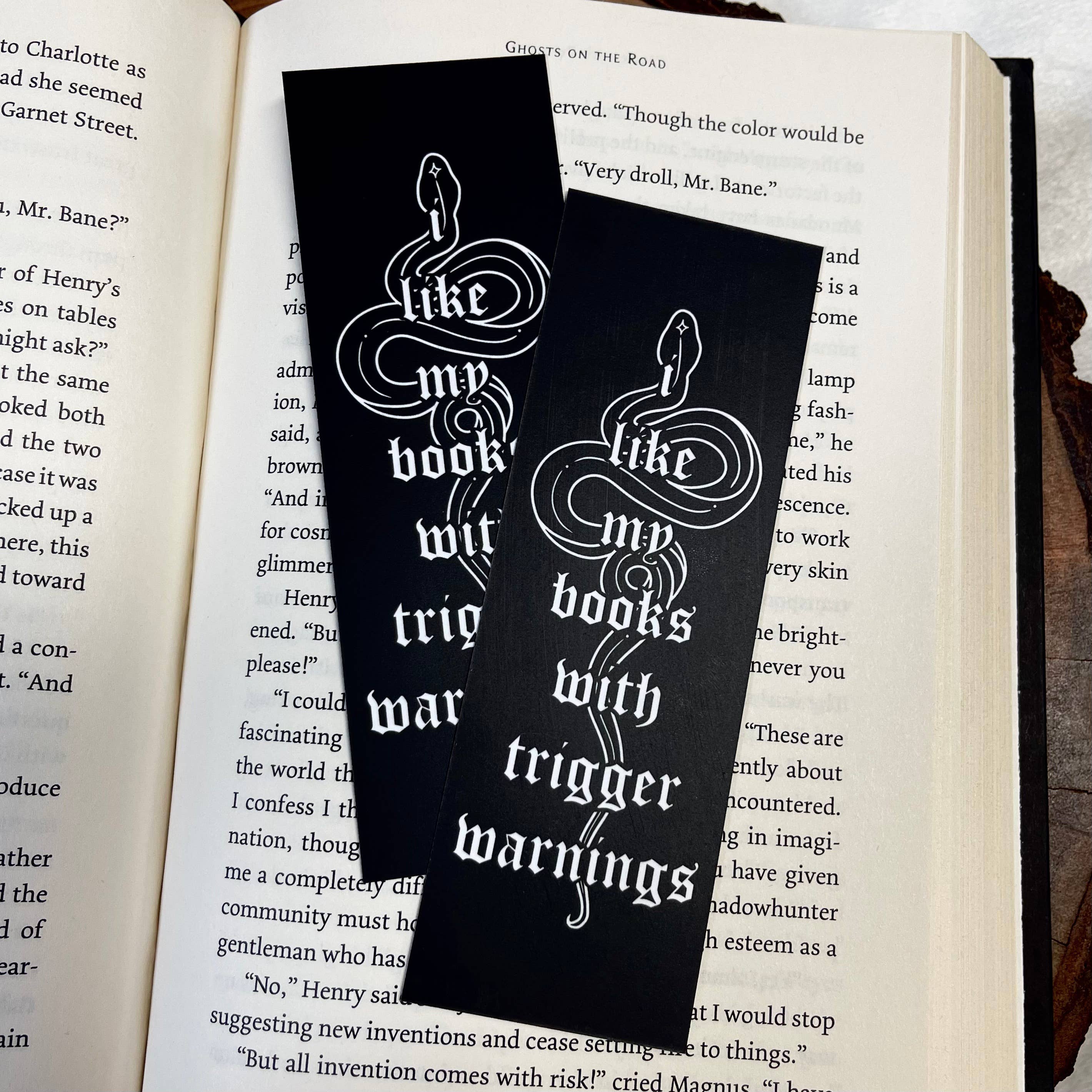 BiblioAffair Designs – wholesale Bokmärke – Jag gillar mina böcker med Trigger Warnings Bookmark1