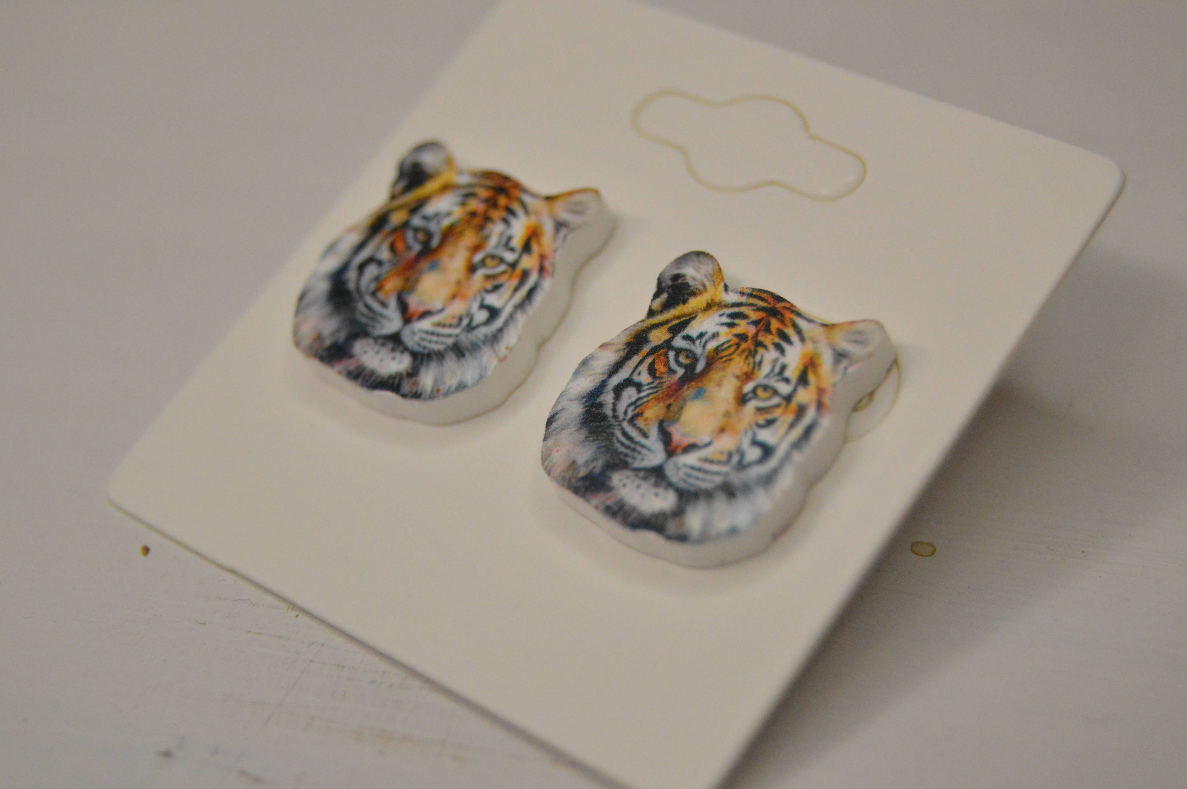 The Adorned Fox - Vendita all'ingrosso Orecchini a bottone - Orecchini a bottone con tigre, orecchini in acrilico, Gameday, borchie4