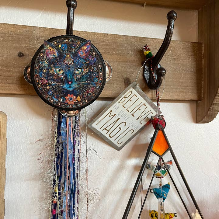 Bodhi Leaf Market - Venta al por mayor Cartel de pared - Pandereta Charmed Mystical Cat con cinta y amuleto, Bodhi Home Decor