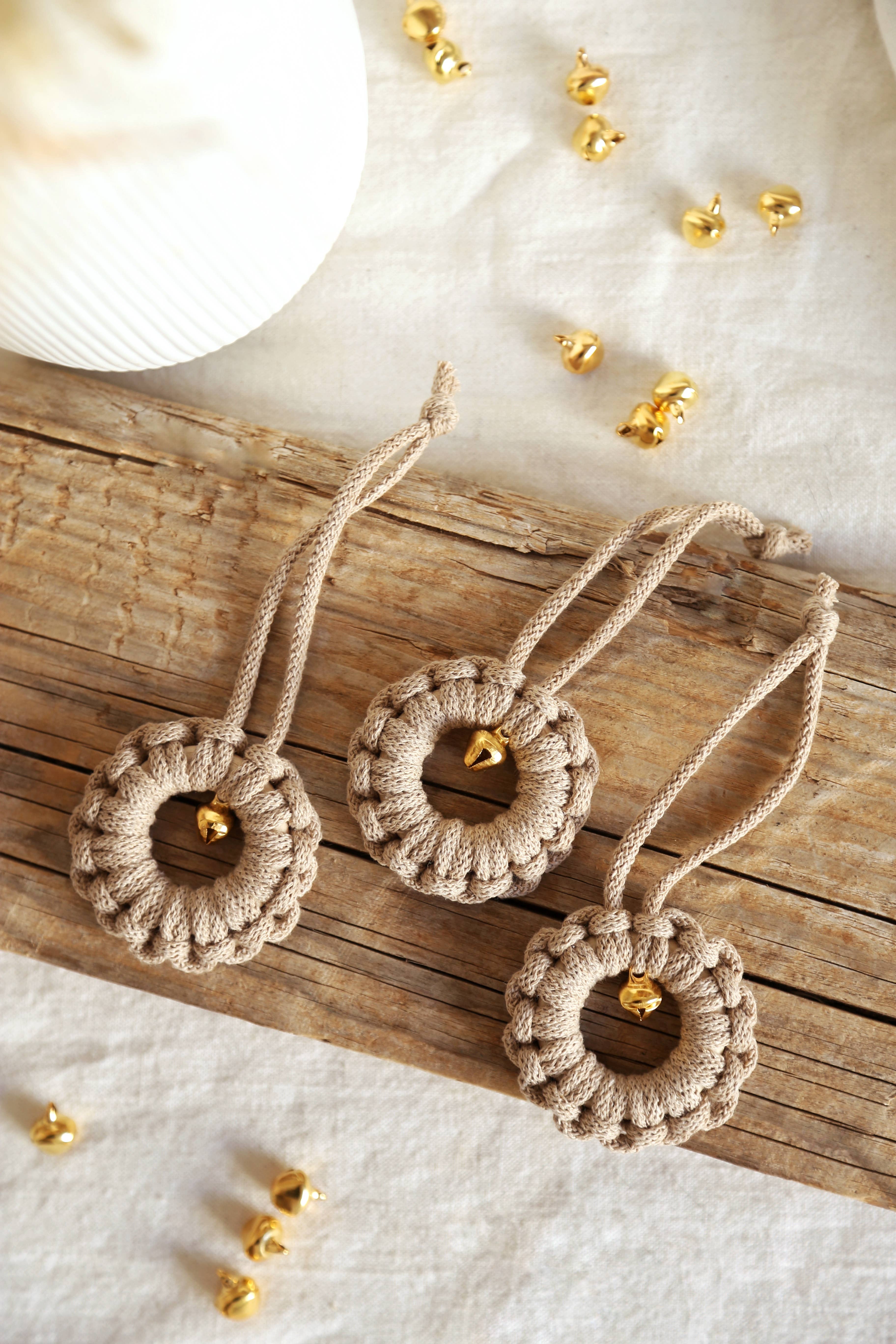 The Frenchie Knot - Vendita all'ingrosso Decorazione natalizia - Corona natalizia in macramè con campanella0