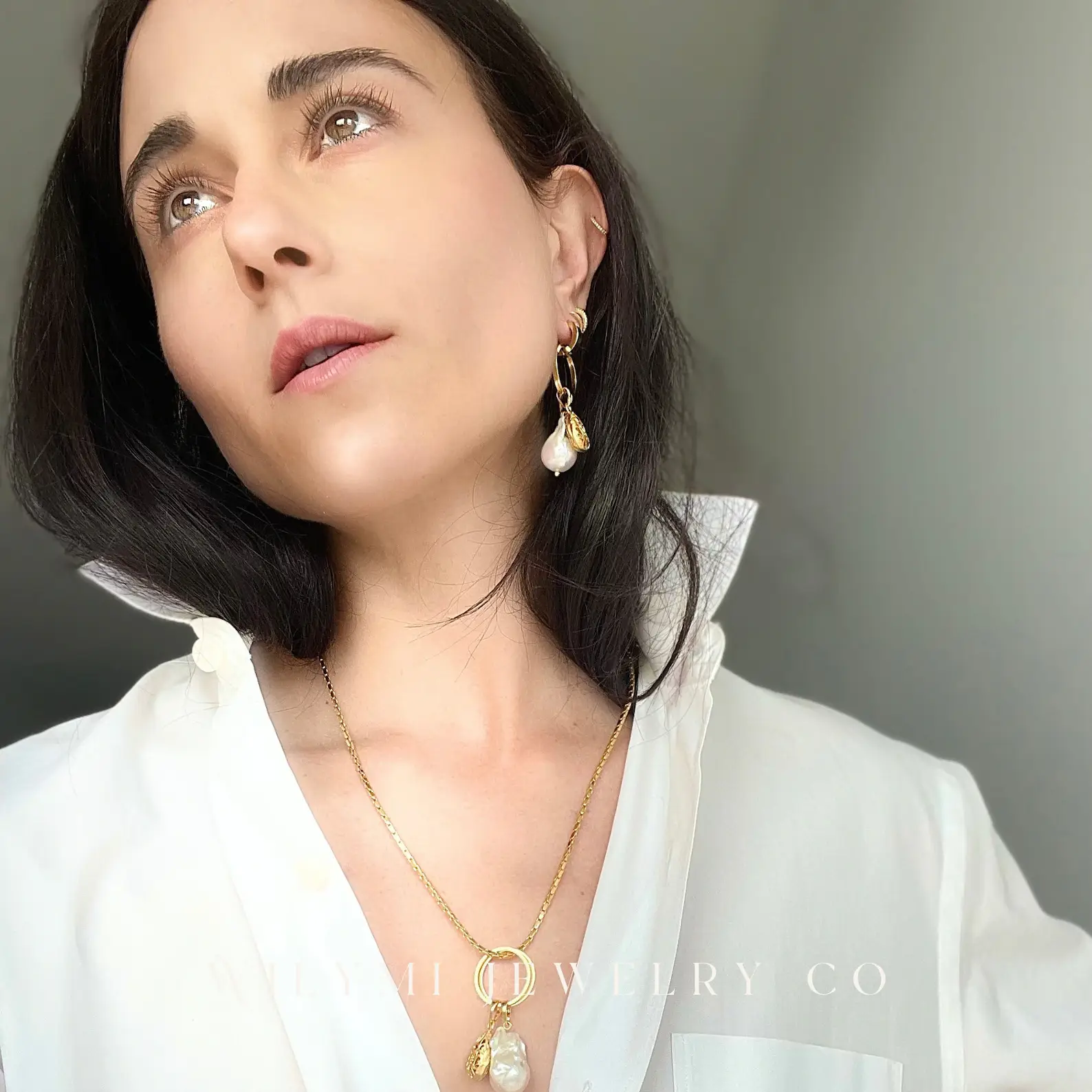 WILYMI Jewelry Co - Vente Boucles d'oreilles pendantes - Créoles baroques multifonctions CLARITY avec perles | Doré1