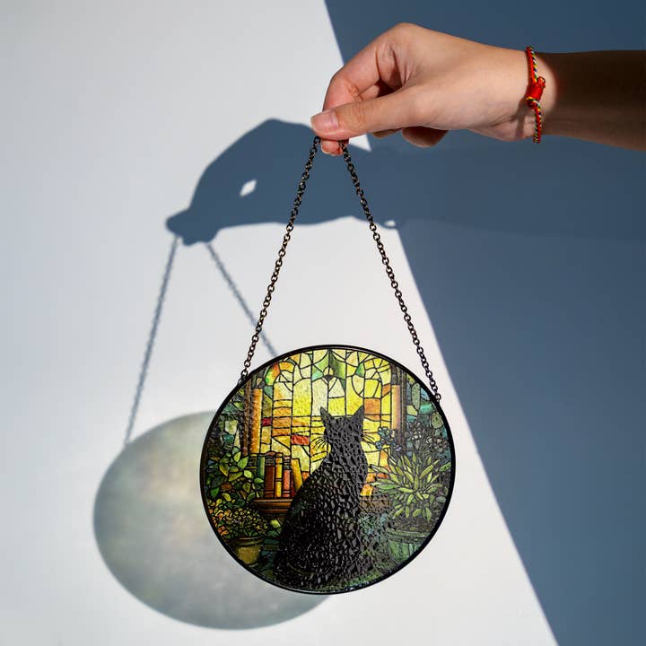 NVC Ecommerce LLC – wholesale Solfångare – Svart kattbok målat glas solfångare, Book Cat Lover Art1
