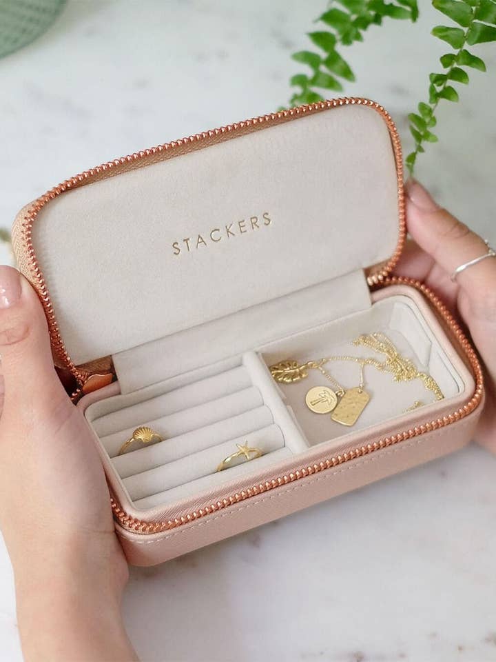Mittelgroße Schmuckbox in Blush Pink mit Reißverschluss für den Großhandel von Stackers