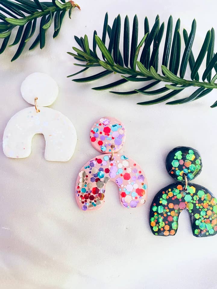 Glitteroorbellen met dikke boog, bungelt van polymeerklei voor wholesale door Glitter and Glow Co