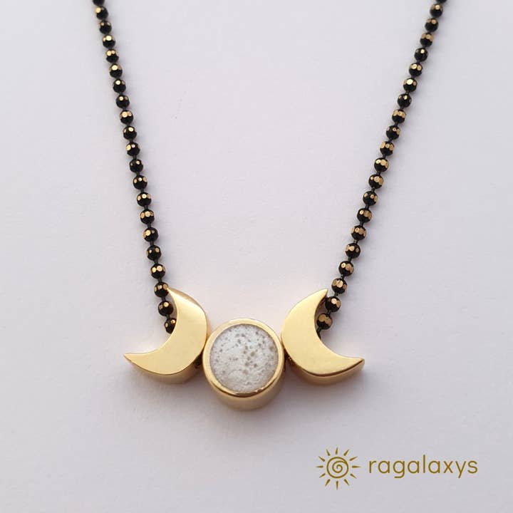 Tre månefases vedhæng med facetslebet kæde og smykkeæske for engroshandel hos Ragalaxys
