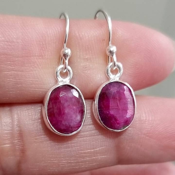 Orecchini Piccoli Ovali con Rubino | Argento Sterling 925, E7R per la vendita all'ingrosso da parte di Mistry Gems