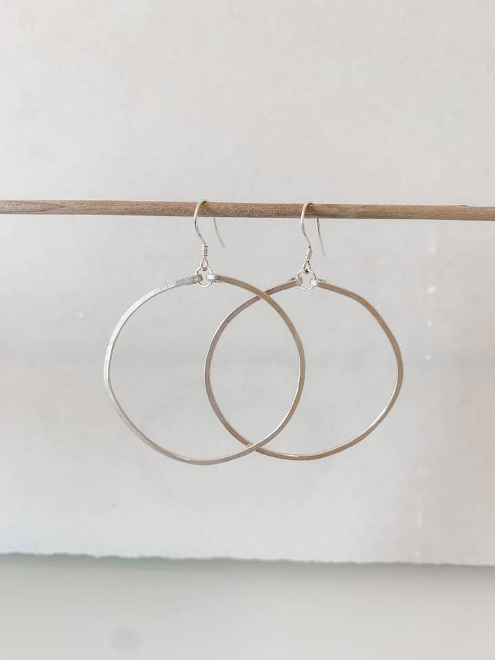 Hamret Hoops for engroshandel hos Simply Jules Jewelry