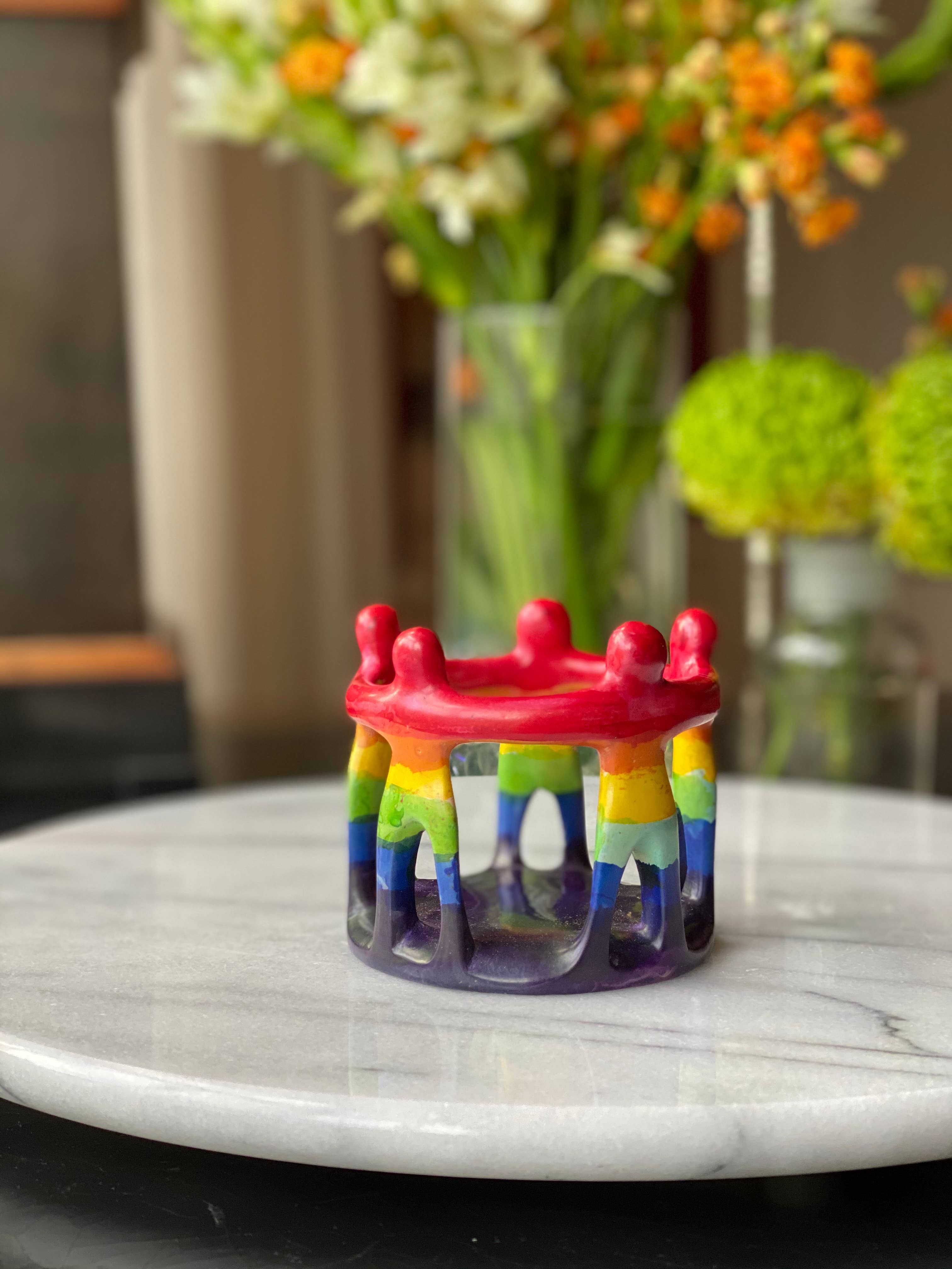 Global Crafts - Vendita all'ingrosso Scultura - Scultura dipinta con cerchio di amici arcobaleno da 8,9 cm.1