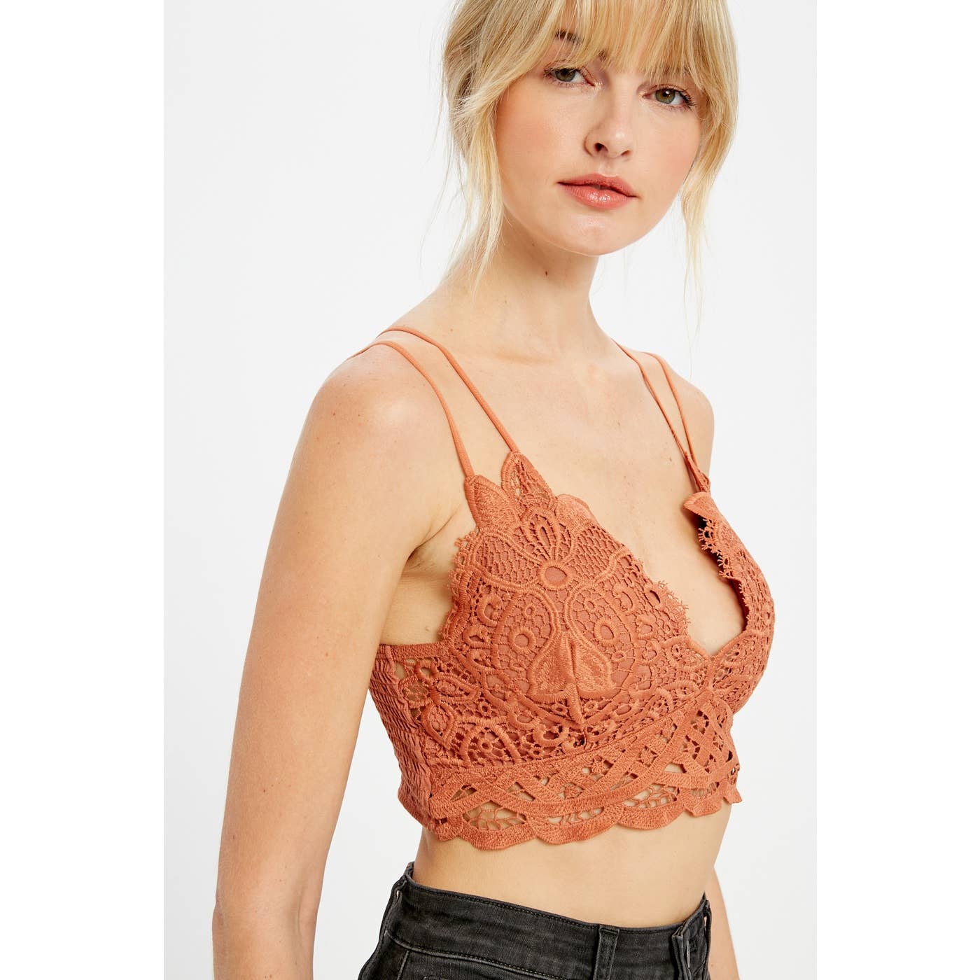 Wishlist Apparel - Wholesale Bralette - Dames - GEHAAKTE KANTEN BRALETTE MET GESCHULPTE BLOEMEN/WL18-197119