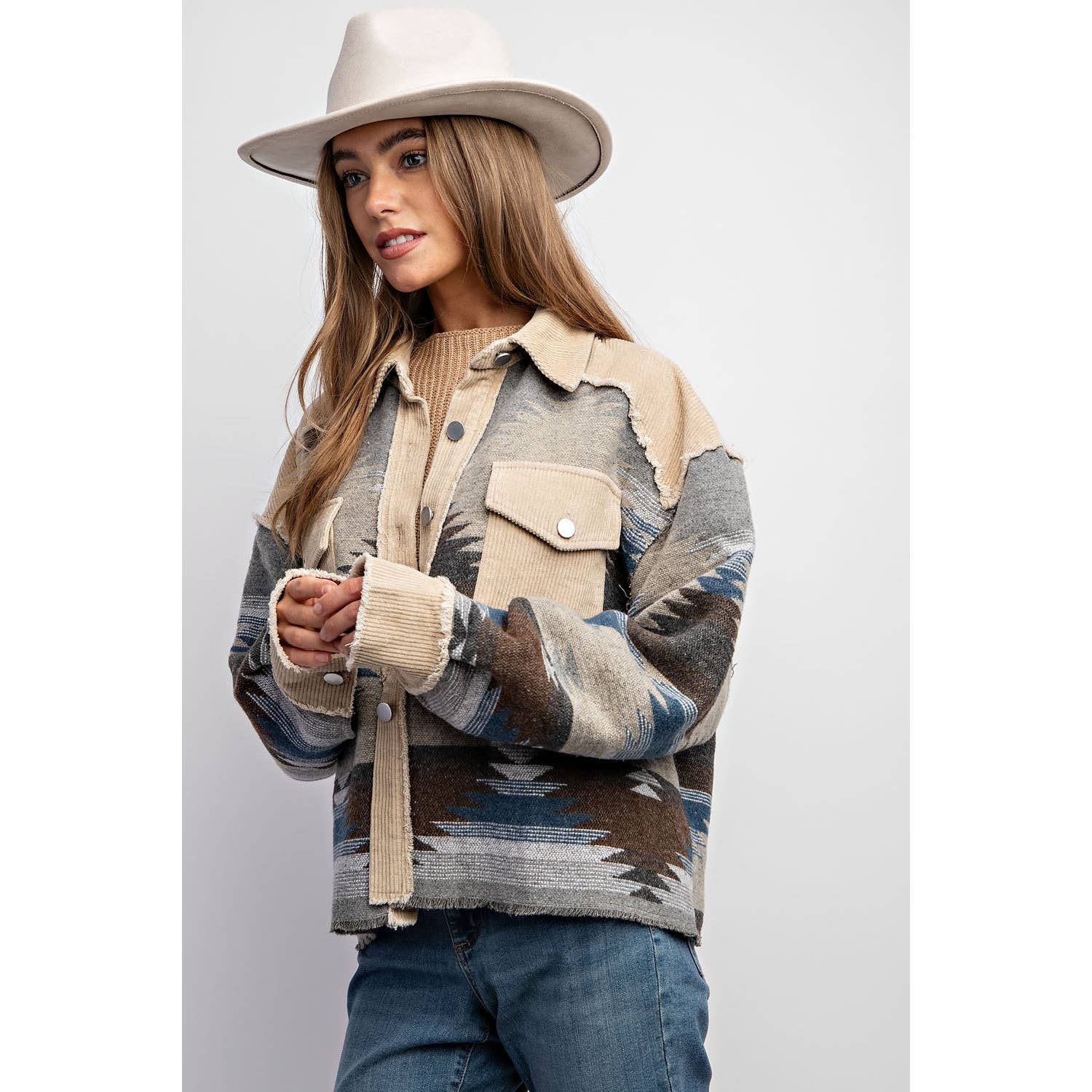 Sweet Generis – Großhandel Hemdjacke/Shacket – Damen – BUTTON-DOWN-HEMDJACKE IN BLOCKFARBEN MIT STAMMESMUSTER UND AZTEKISCHEM MUSTER22