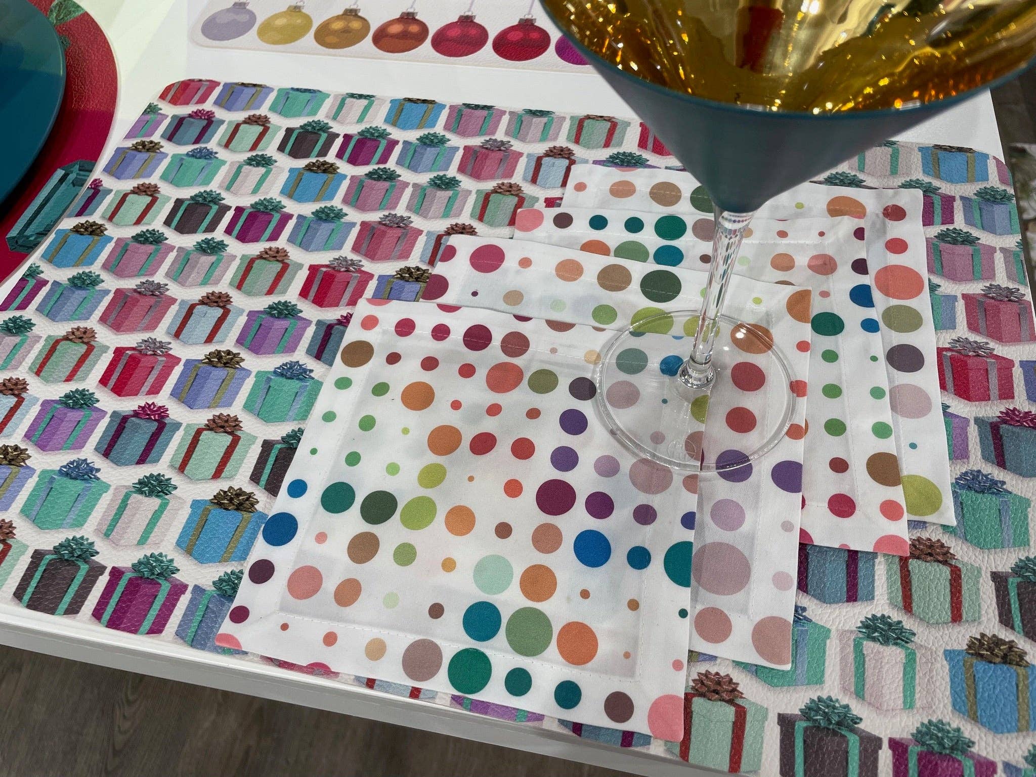 Nicolette Mayer Collection - Vente Serviettes de table en tissu - Serviettes de cocktail en satin de coton Mod Confetti Andre 6x6", lot de 41